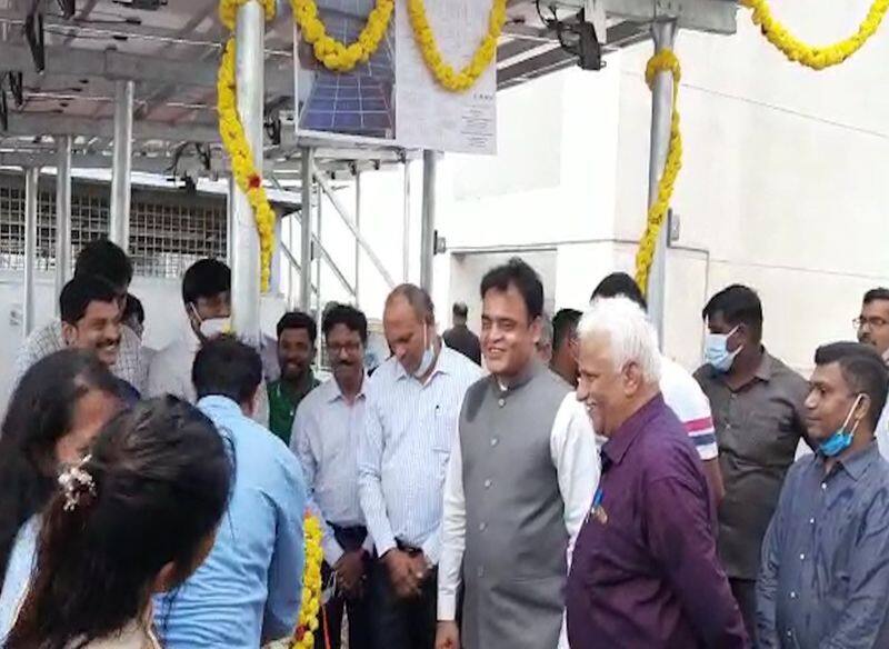 Minister ashwath narayan inaugurates   solar power plant in brigade gateway apartment snr