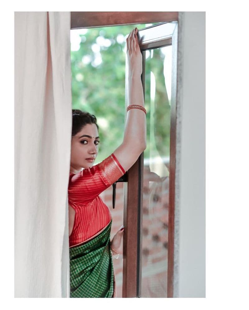 Biggboss losliya Cutie pie looking gorgeous in this saree photos