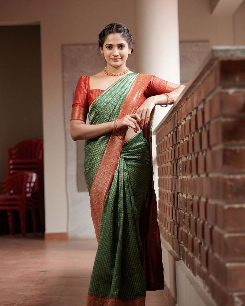 Biggboss losliya Cutie pie looking gorgeous in this saree photos