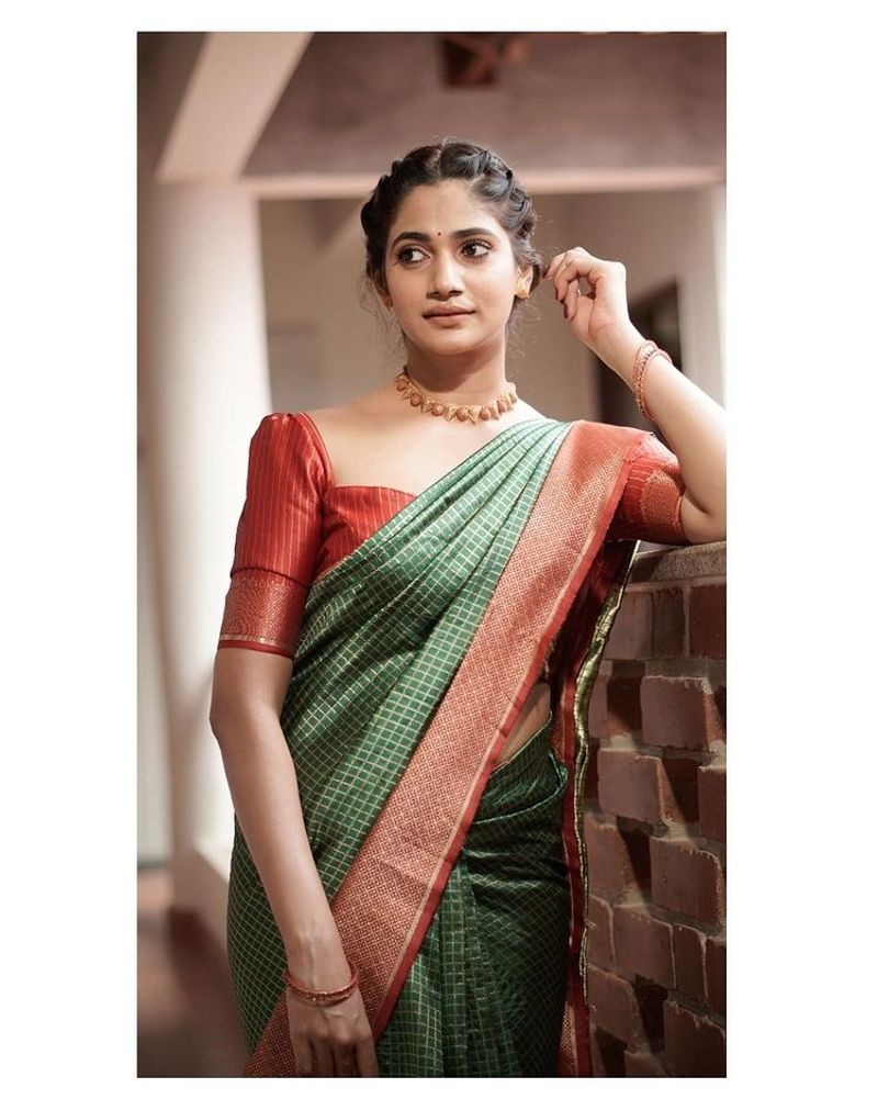 Biggboss losliya Cutie pie looking gorgeous in this saree photos