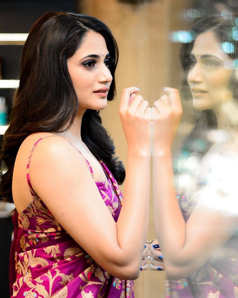 Biggboss losliya Cutie pie looking gorgeous in this saree photos