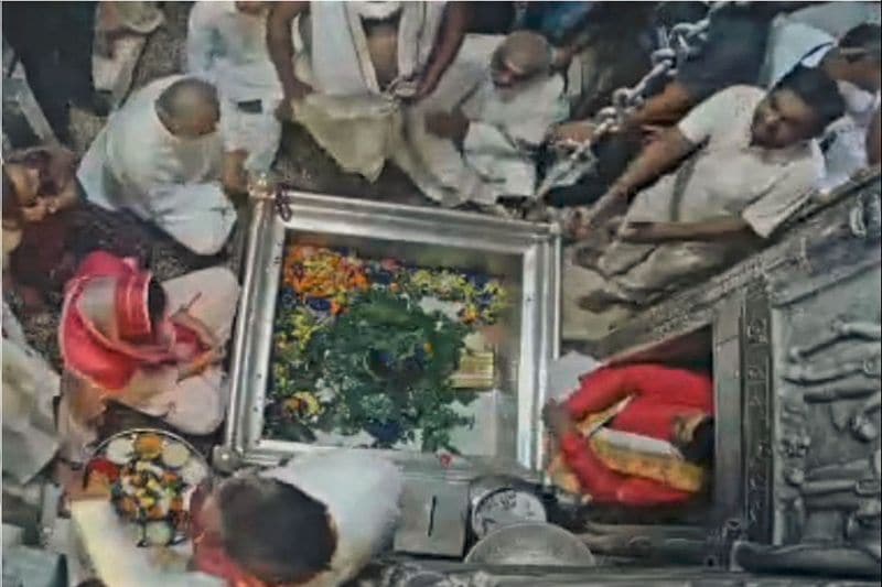 uttar pradesh, priyanka gandhi in varanasi worship in kashi vishvnath, kushmanda devi temple