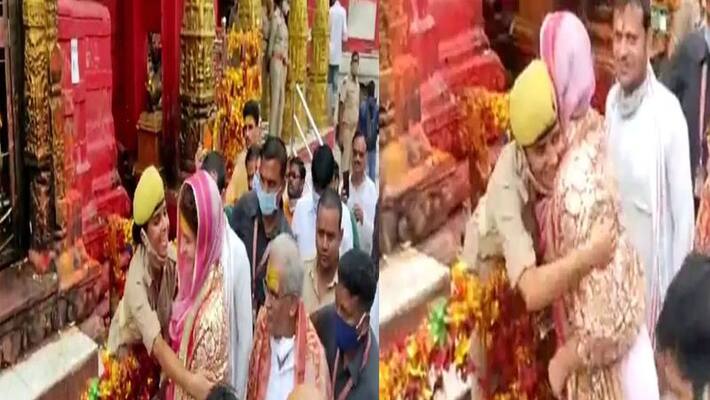 Uttar pradesh, priyanka gandhi hugs lady constable at kashi vishwanath temple, photo viral Uttar pradesh, priyanka gandhi hugs lady constable at kashi vishwanath temple, photo viral