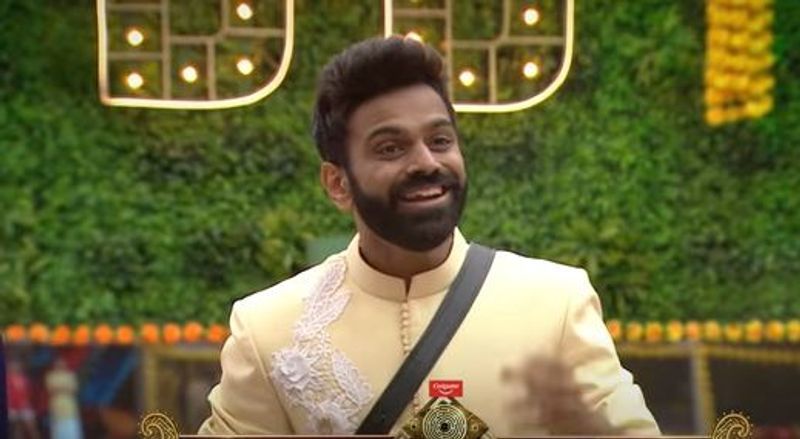 pooja hegde akhil romance in bigg boss5 house nagarjuna sweet warning