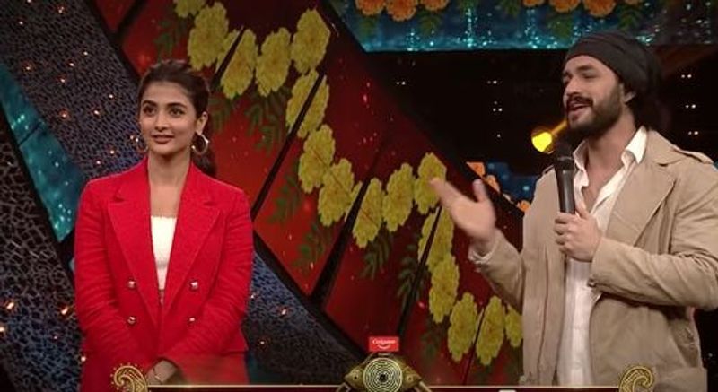 pooja hegde akhil romance in bigg boss5 house nagarjuna sweet warning