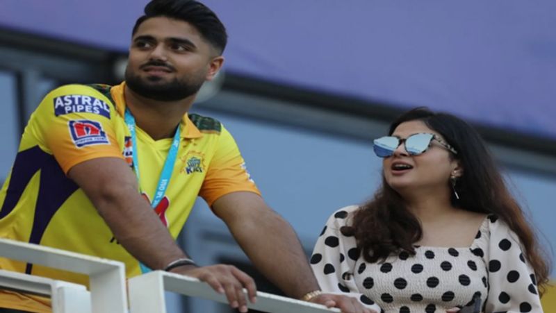Saksh i-ziva to csk fans emotional after MS Dhoni finish the match against dc in IPL 2021 qualifier spb