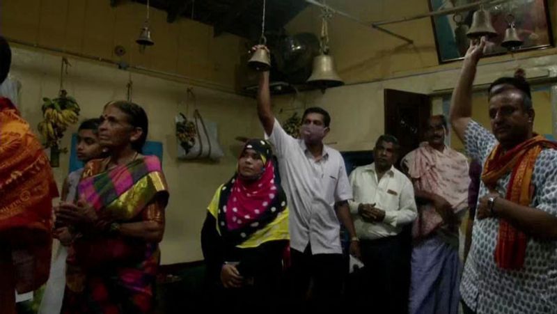 Karnataka On the occasion of navratra a Muslim woman offers special puja at a temple