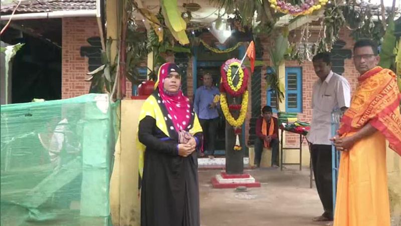 Karnataka On the occasion of navratra a Muslim woman offers special puja at a temple