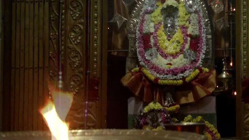Karnataka On the occasion of navratra a Muslim woman offers special puja at a temple