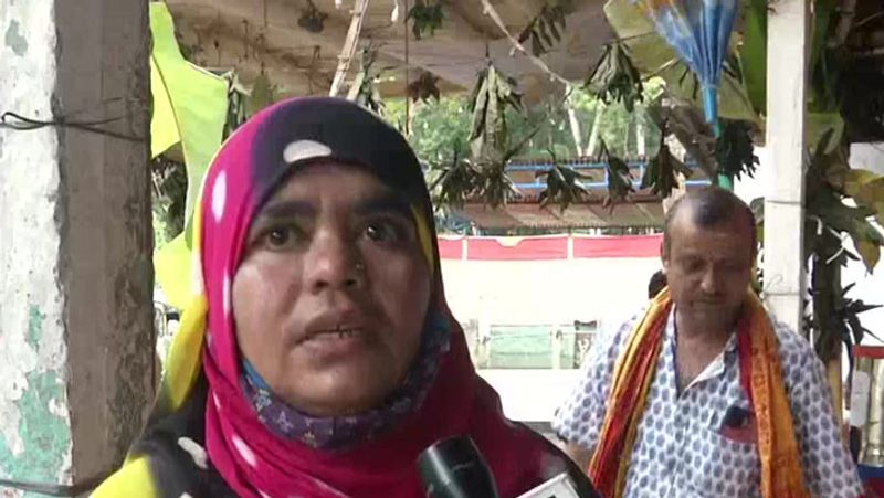 Karnataka On the occasion of navratra a Muslim woman offers special puja at a temple