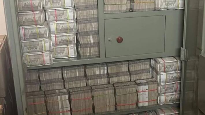 Gujarat gutkha distributor 100 crores hidden income found in Income tax raid, accounts and lockers seize, DVG Gujarat gutkha distributor 100 crores hidden income found in Income tax raid, accounts and lockers seize, DVG