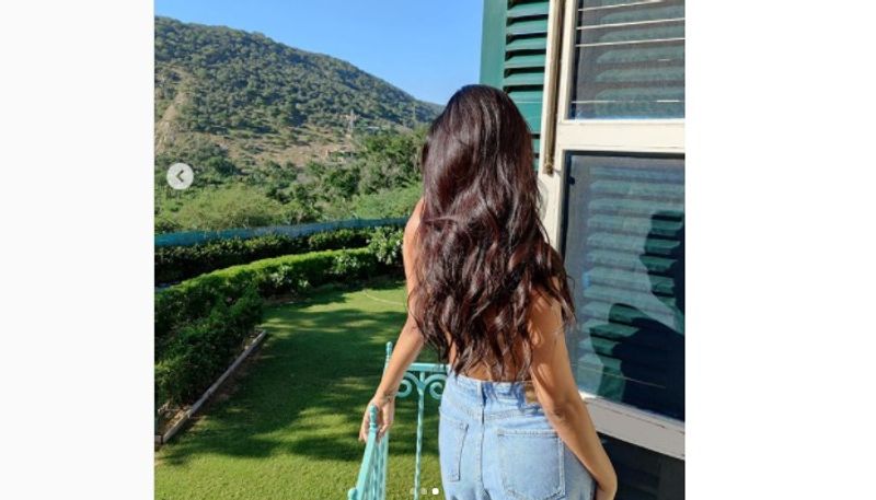 Bollywood Actress Esha Gupta goes topless Wearing just baggy jeans, take a look BRD