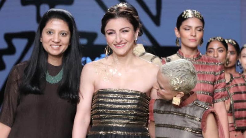 Lakme Fashion Week 2021 Kareena Kapoor gets trolled for her face and outfit