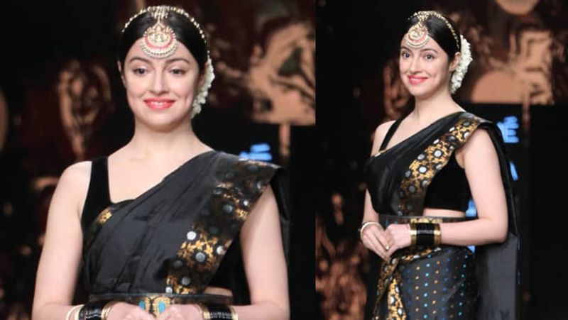 Lakme Fashion Week 2021 Kareena Kapoor gets trolled for her face and outfit