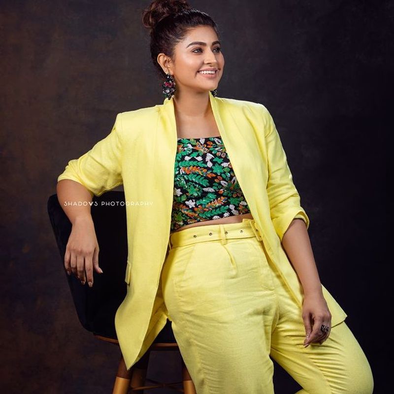 Actress Sneha in stylish and hot look, photos goes viral