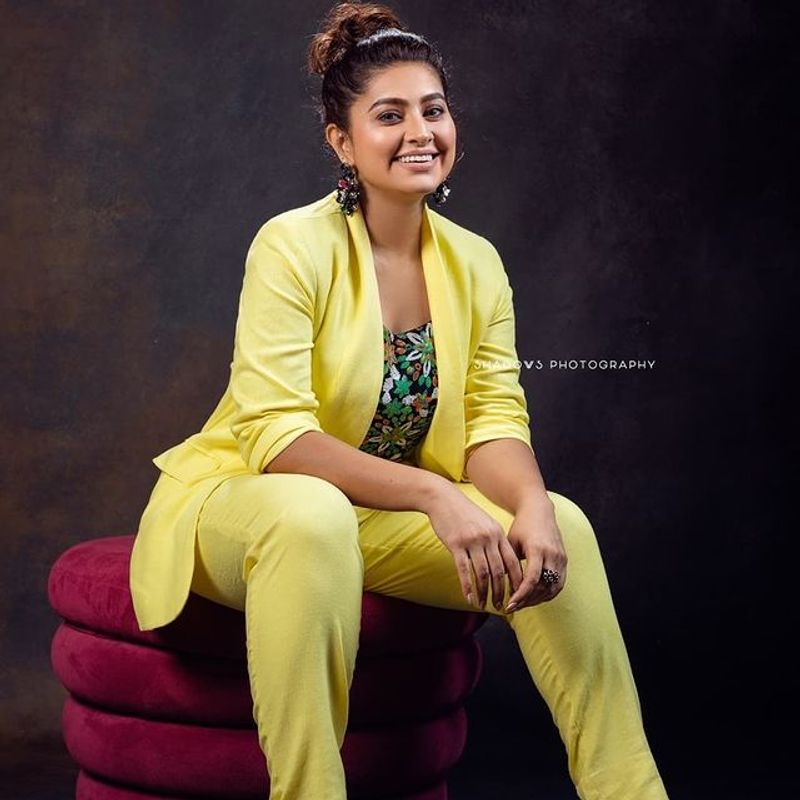 Actress Sneha in stylish and hot look, photos goes viral