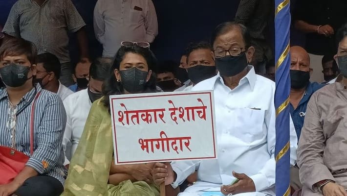 Lakhimpur Kheri violence: Congress leaders hold silent protest, SKM demands MoS Ajay Mishra's resignation-dnm Lakhimpur Kheri violence: Congress leaders hold silent protest, SKM demands MoS Ajay Mishra's resignation-dnm