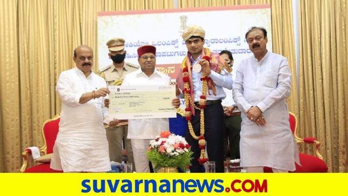 Karnataka Governor Thawar Chand Gehlot Felicitate State Tokyo Olympics athletes and Paralympics Athletes kvn Karnataka Governor Thawar Chand Gehlot Felicitate State Tokyo Olympics athletes and Paralympics Athletes kvn