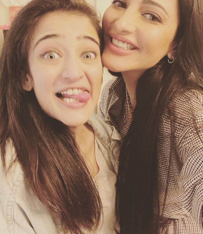 heroin shruti haasan enjoys sister akshara birthday party along boyfriend