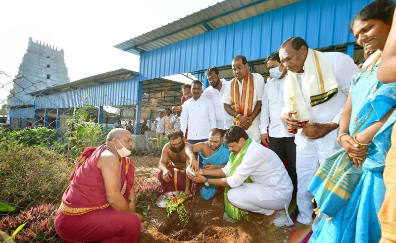 TRS MP Ssantosh, minister malla reddy jammi plant plantation in keesaragutta