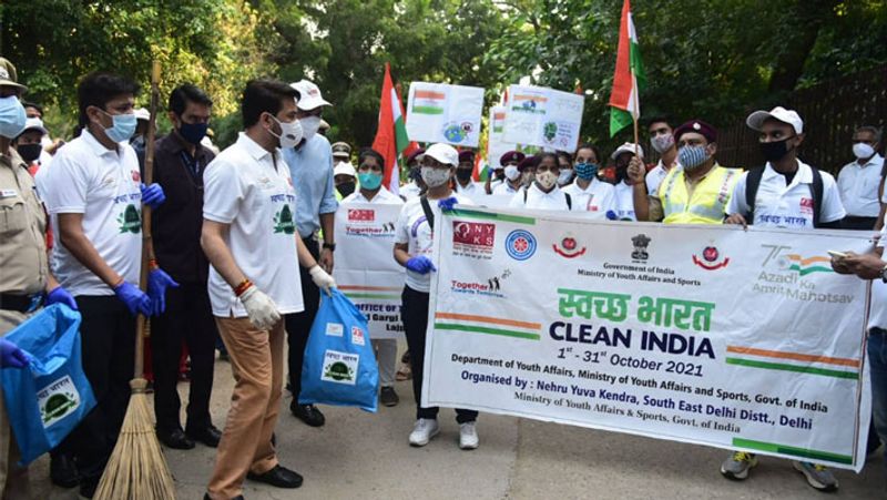 Union Minister Anurag Thakur participates in Clean India drive at Humayun Tomb in Delhi pod