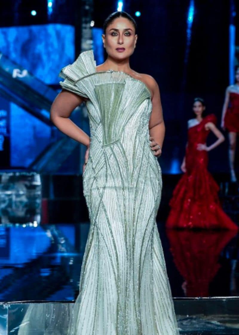 Kareena Kapoor Gets Heavily Trolled For Flaunting Her Post Pregnancy Body At Lakme Fashion Week 2021 dpl