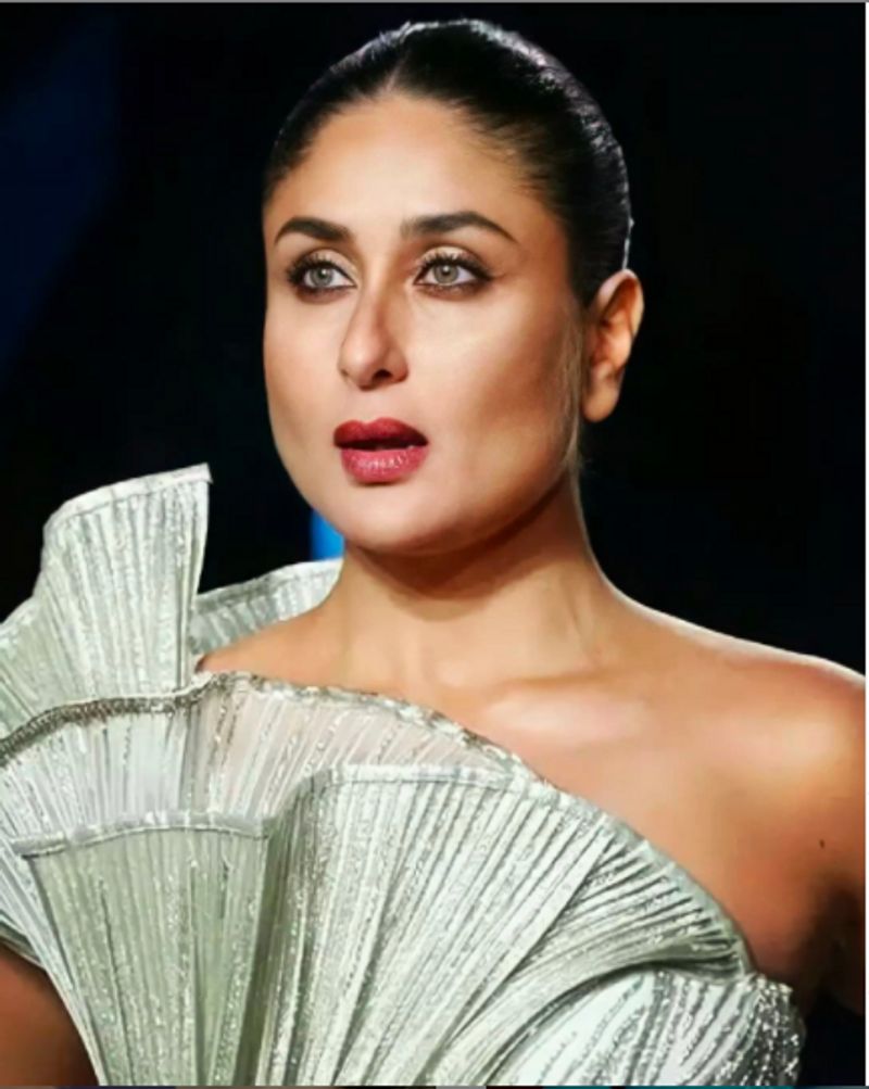 Kareena Kapoor Gets Heavily Trolled For Flaunting Her Post Pregnancy Body At Lakme Fashion Week 2021 dpl