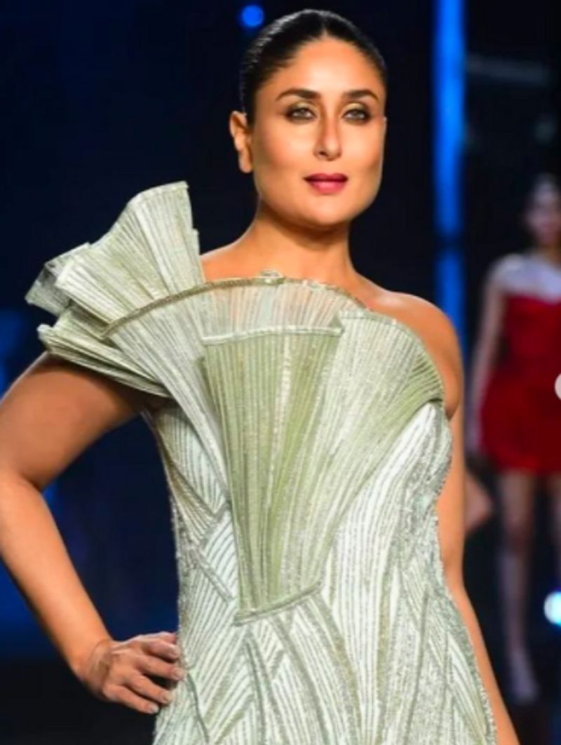 Kareena Kapoor Gets Heavily Trolled For Flaunting Her Post Pregnancy Body At Lakme Fashion Week 2021 dpl