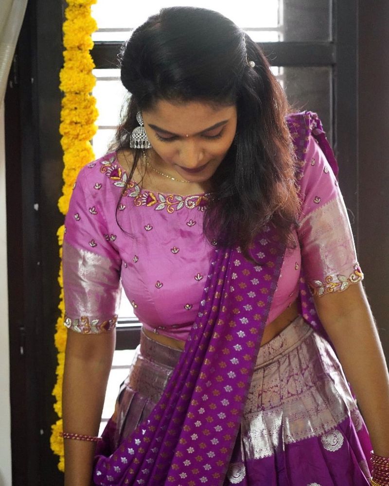 Dhee fame deepika pilli sister hashitha pilli instagram reels viral on social media - gnr
