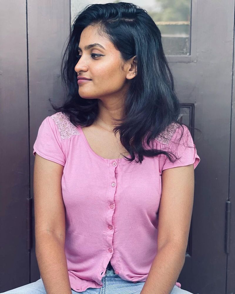 Dhee fame deepika pilli sister hashitha pilli instagram reels viral on social media - gnr