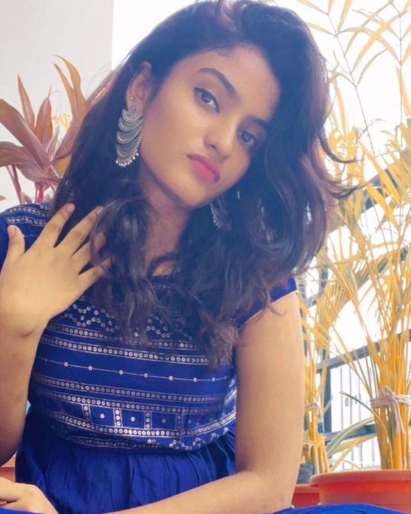 Dhee fame deepika pilli sister hashitha pilli instagram reels viral on social media - gnr