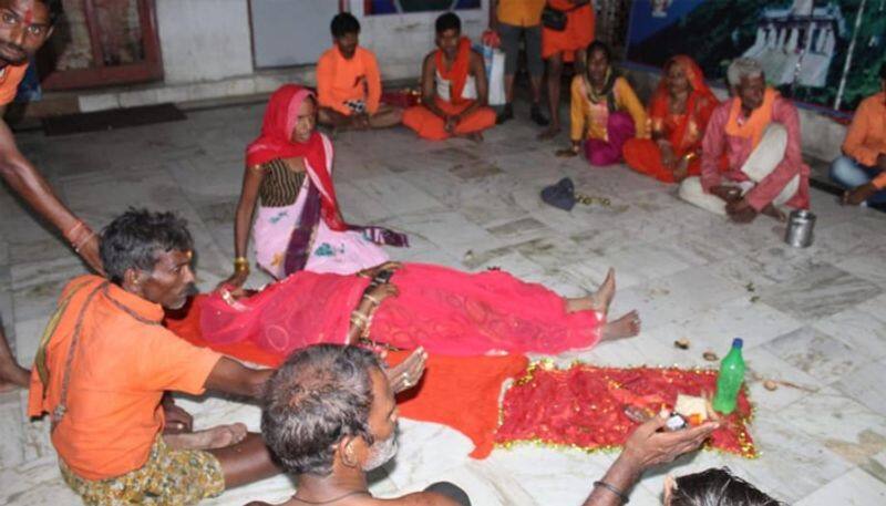 Navratri 2021, man in Madhya pradesh cut his tongue and offer to  Maa Sharda Maihar