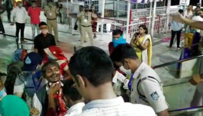 Navratri 2021, man in Madhya pradesh cut his tongue and offer to Maa Sharda Maihar