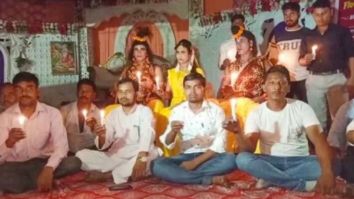 Artists Demonstrated by lighting candles for not providing electricity connection to Ramlila staging program in Moradabad Artists Demonstrated by lighting candles for not providing electricity connection to Ramlila staging program in Moradabad