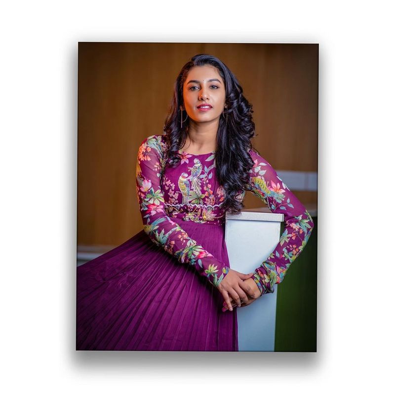 anchor vishnu priya hotness over load in purple color gown photos attracting