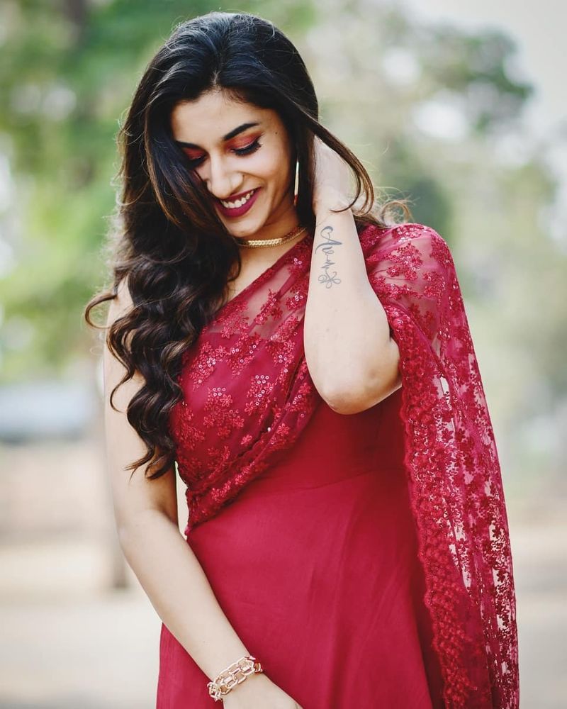 anchor vishnu priya hotness over load in purple color gown photos attracting