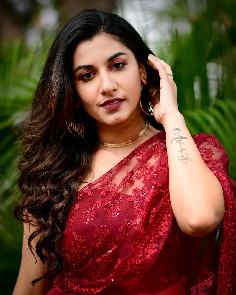 anchor vishnu priya hotness over load in purple color gown photos attracting