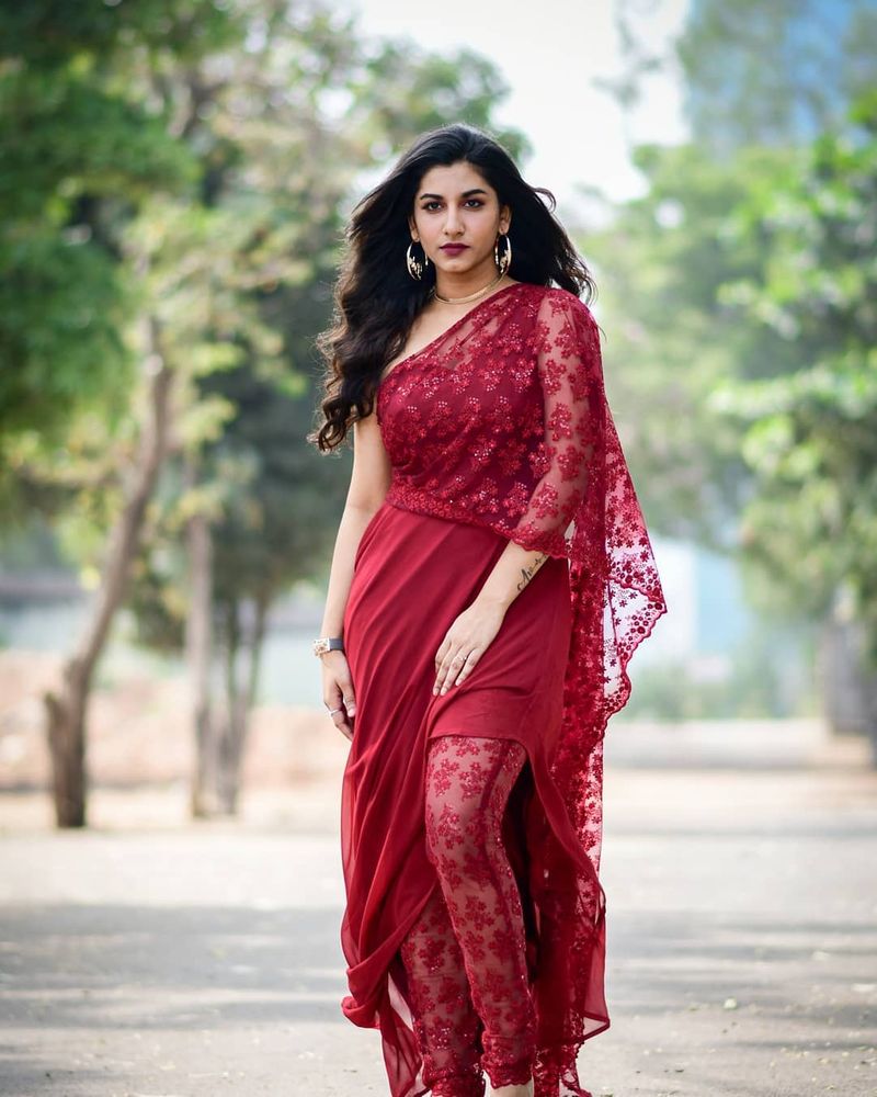 anchor vishnu priya hotness over load in purple color gown photos attracting