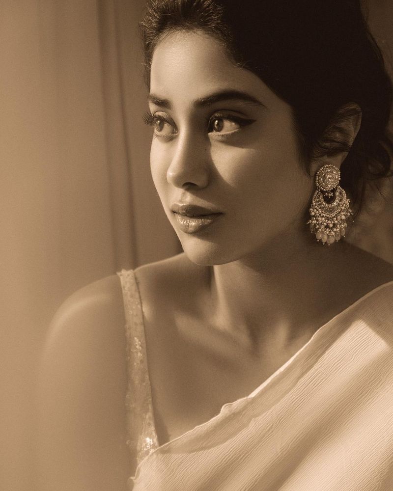 janhvi kapoor shared her latest stunning photos in hot saree pics trending
