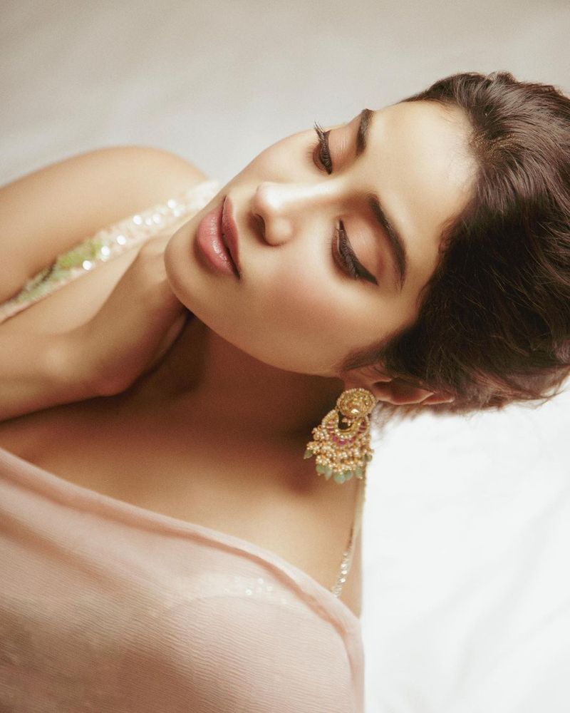 janhvi kapoor shared her latest stunning photos in hot saree pics trending