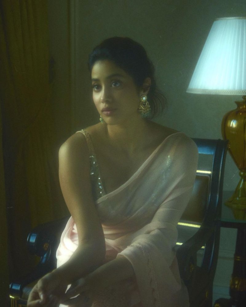 janhvi kapoor shared her latest stunning photos in hot saree pics trending