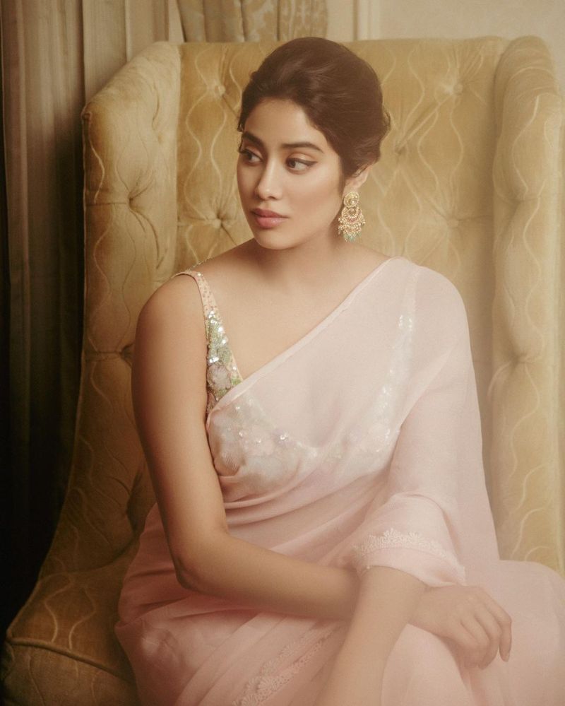 janhvi kapoor shared her latest stunning photos in hot saree pics trending