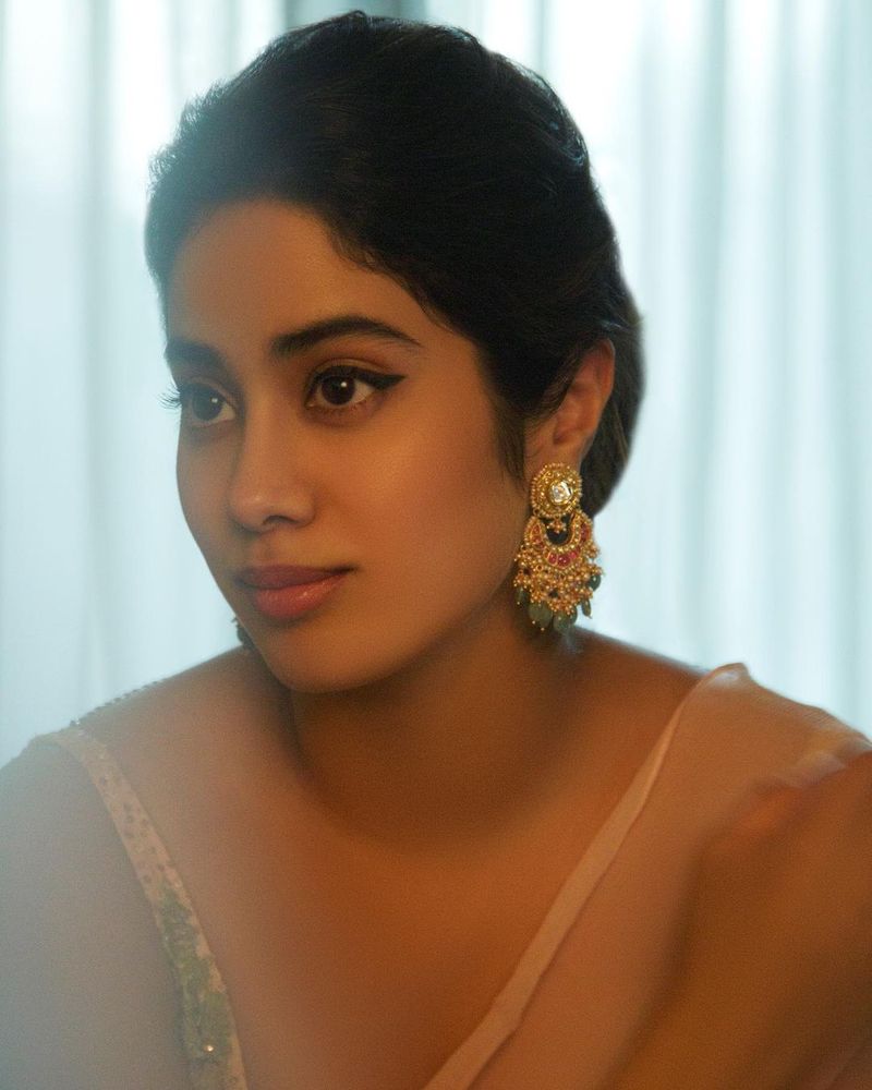 janhvi kapoor shared her latest stunning photos in hot saree pics trending