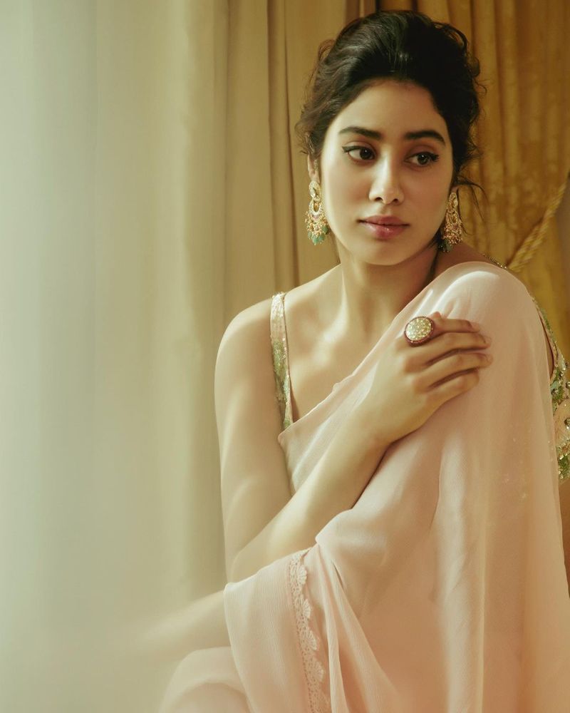 janhvi kapoor shared her latest stunning photos in hot saree pics trending