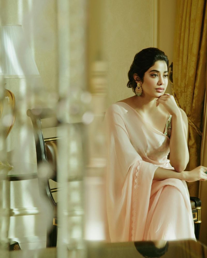 janhvi kapoor shared her latest stunning photos in hot saree pics trending
