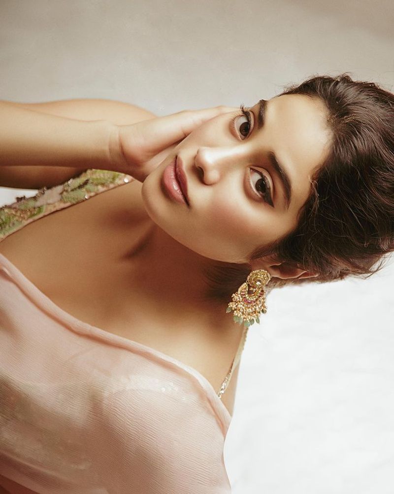 Janvi Kapoor who looks like mother Sridevi in a single fleat saree latest photos