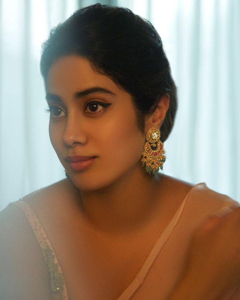 Janvi Kapoor who looks like mother Sridevi in a single fleat saree latest photos