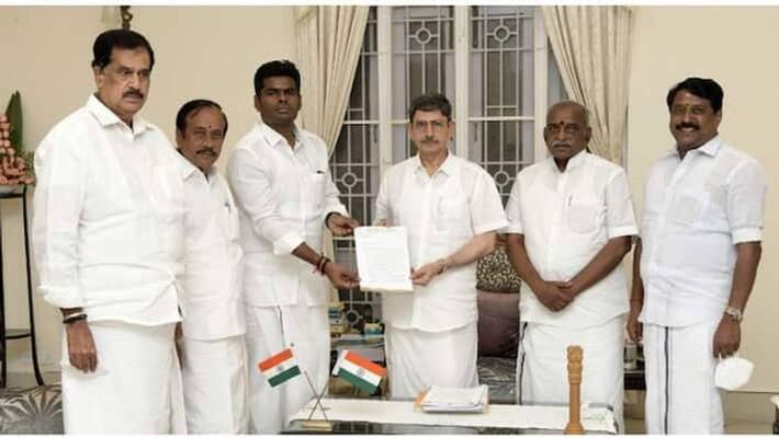 Is this our governor who came like a Hollywood hero with a coat suit ..? Mass photo on Vetti shirt. Is this our governor who came like a Hollywood hero with a coat suit ..? Mass photo on Vetti shirt.