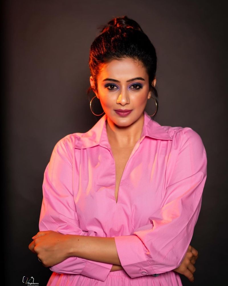 Actress priyamani latest hot photo shoot viral in internet