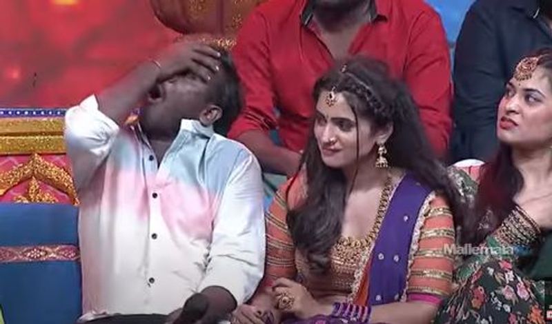 jabardasth varsha fire on immanuel he is with new girl roja strong warning